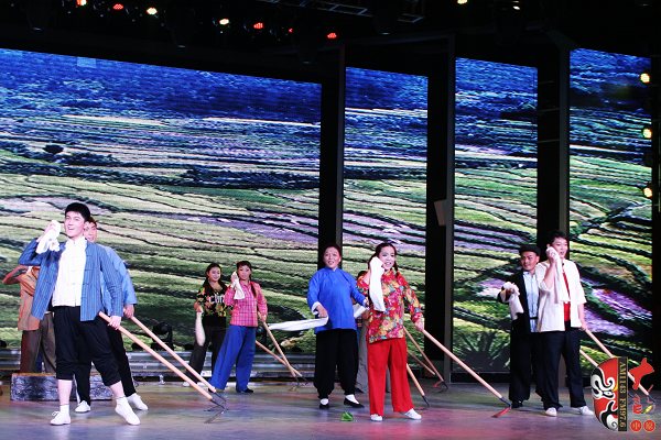 群眾勞動(dòng)場(chǎng)面，劇中演員包含票友、專業(yè)演員、戲迷