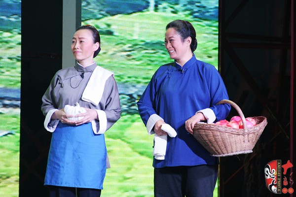 第七場(chǎng)，河南電臺(tái)戲曲廣播副總監(jiān)、中國(guó)播音主持金話筒獎(jiǎng)獲得者張彤（左）飾栓保娘