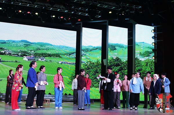 眾鄉(xiāng)親場(chǎng)面——包含河南電臺(tái)戲曲廣播主持人，專業(yè)戲曲演員、戲曲票友，河南電臺(tái)戲曲廣播聽(tīng)眾