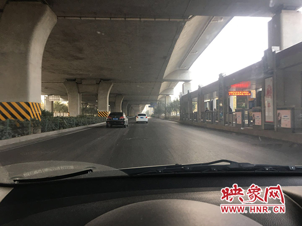 限行首日，三環(huán)橋上橋下，車輛不多，交通狀況良好。