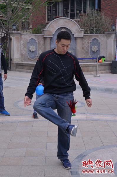 說是比賽，其實(shí)就是活力的釋放，就是開心的海洋，丟沙包、踢毽子、三人四足、滾鐵環(huán)等項(xiàng)目