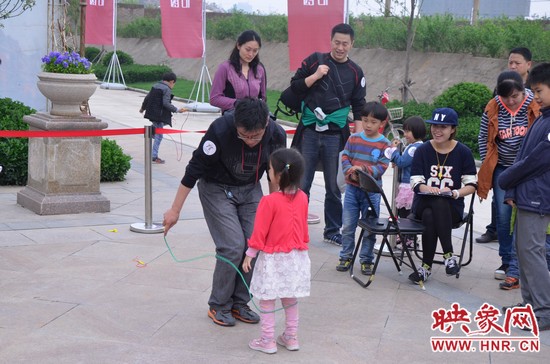 當(dāng)然啦，也有小天使現(xiàn)場(chǎng)跟爸比罷工的，就是不跳，弄的爸爸也哭笑不得。