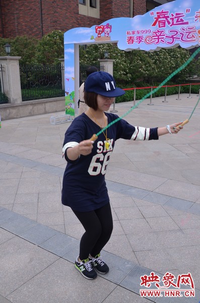 小麥也是現(xiàn)場(chǎng)玩起了跳繩，技術(shù)不錯(cuò)嘛！