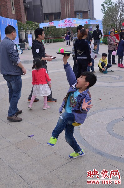 小弟弟，你玩?zhèn)€托球不用這么夸張吧，哈哈！