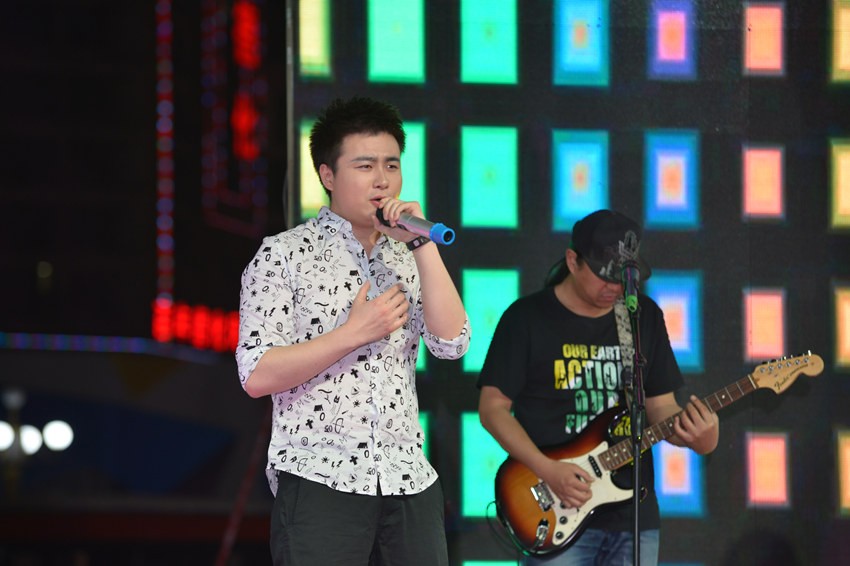 首先出場的是主播佳雨，一首《李白》，瞬間將現(xiàn)場的火熱氣氛點(diǎn)著。