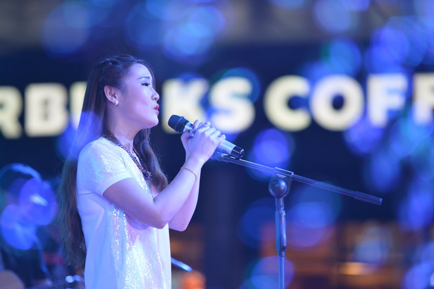 接下來是主播丹丹的《辛德瑞拉》，作為一個音樂節(jié)目的主播，唱歌當(dāng)然都是毛毛雨。