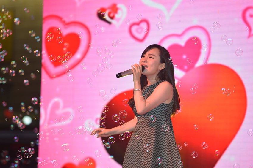 夢茹選擇了走溫情路線，《至少還有你》唱的是深情款款。