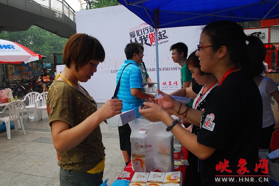 愛心義賣活動(dòng)進(jìn)行中