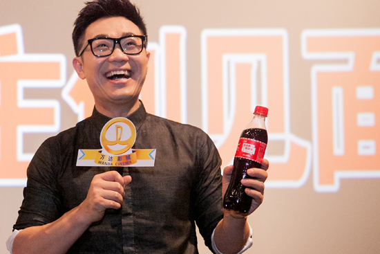 大鵬手持印有自己名字的專屬可口可樂臺(tái)詞瓶