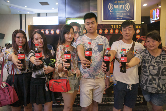 粉絲與煎餅俠專屬臺(tái)詞瓶合影照