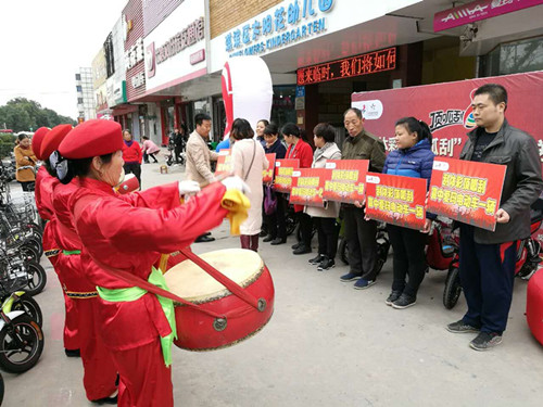 10月29日 河南體彩鶴壁分中心向獲獎(jiǎng)彩民頒發(fā)15輛電動(dòng)車(chē)