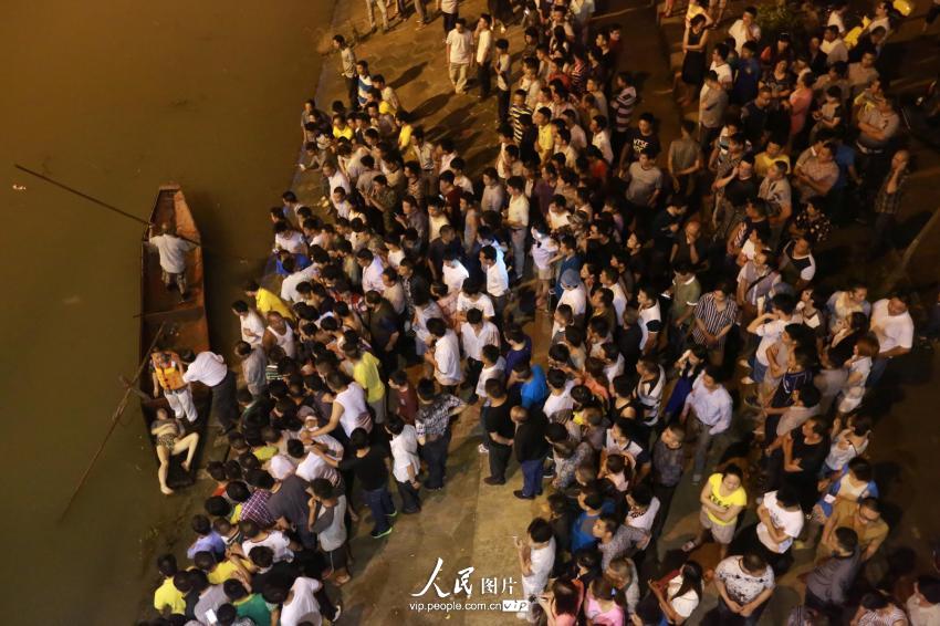 6月4日晚，湖南省婁底市二大橋跳河自殺的女子遺體被打撈上來。