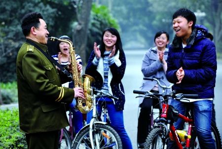 自學(xué)三種樂(lè)器，大學(xué)保安哥夢(mèng)想開(kāi)音樂(lè)會(huì)