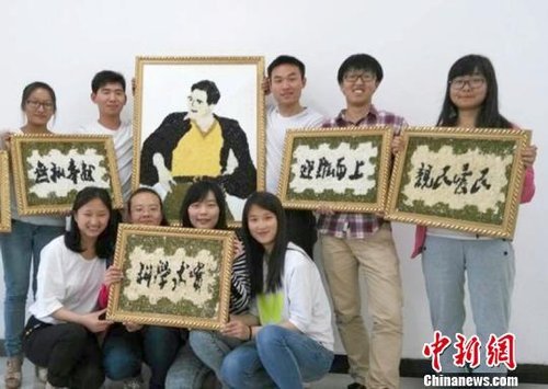 大學(xué)生們?yōu)榧o念焦裕祿，用黑豆、綠豆、大米等糧食在硬紙板上創(chuàng)作的糧食畫