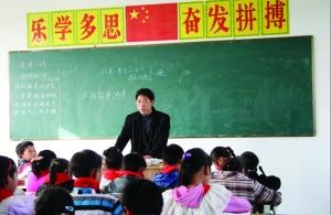 張從友先把妻子帶到學(xué)校，然后會準(zhǔn)時為學(xué)生們上課