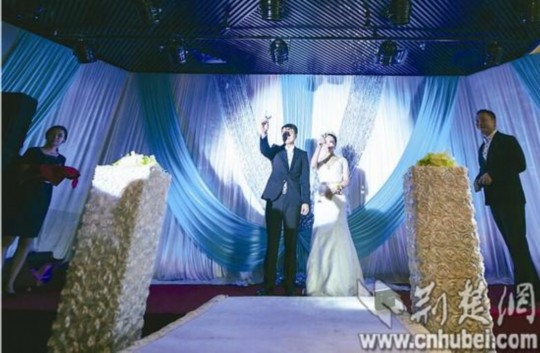 經(jīng)過執(zhí)著追求和3年戀愛，昨日，25歲的武漢小伙張巖終于娶回黑龍江姑娘張巖