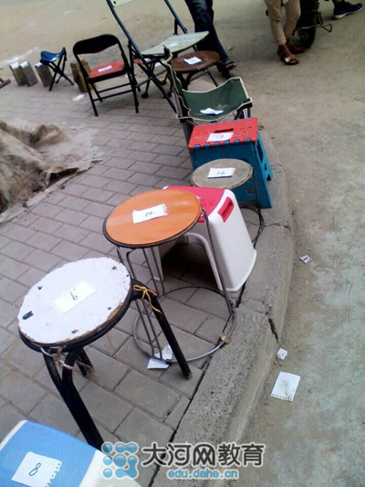 17號中午，鄭州市金水區(qū)實驗小學(xué)就已經(jīng)開始出現(xiàn)排隊等待報名的長龍了！