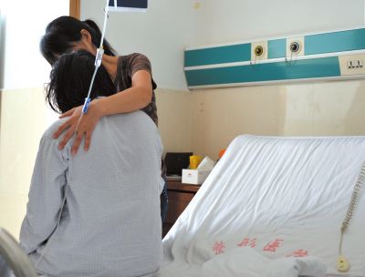 由于前天進(jìn)行了面部修復(fù)手術(shù)，俞燕身體不適，父母24小時(shí)陪在她的身邊