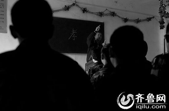 方光與其他癡迷網(wǎng)絡(luò)游戲的孩子一起，在重新認(rèn)識(shí)“孝”的含義