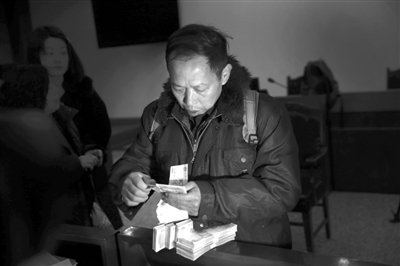 　昨日，從四川老家趕來(lái)的藍(lán)田忠，從房山法院執(zhí)行法官手里領(lǐng)到了自己的賠償款。他和15名工友在房山一煤礦