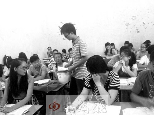 補(bǔ)習(xí)課上，馮昊怡不像老師，更像是學(xué)生們的同學(xué)。