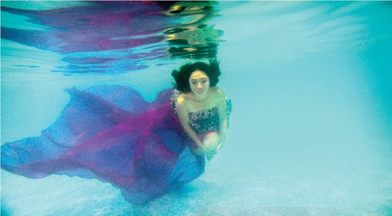 從水下拍的攝影作品充滿夢幻效果，王笑笑如同藍(lán)色大海中的“美人魚”