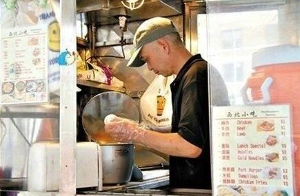 紐約哥大門口，顧客排長隊(duì)買他的肉夾饃