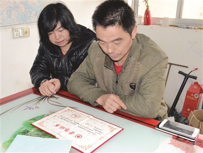 如今，劉圓父母想念女兒時只能看著榮譽(yù)證書發(fā)呆