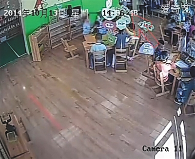 幼兒園監(jiān)控畫面顯示，小健曾被推搡、拉扯（紅箭頭處）