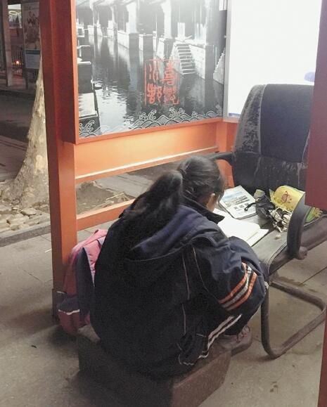 電話亭就是曉華的書房，她在這里做了5年作業(yè)