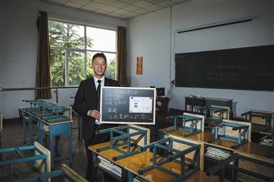 　張俊成，41歲，曾是北京大學(xué)的一名保安。1995年，通過(guò)成人高考，考上了北京大學(xué)法律系(專(zhuān)科)，被媒體稱(chēng)為“北大保安高考第一人”，現(xiàn)為長(zhǎng)治市一所中等職校的校長(zhǎng)