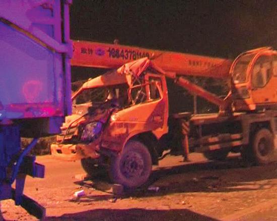 沒有駕照，還開了輛無牌吊車 能有啥結(jié)果？