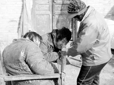 去年年初，武文英和雙胞胎腦癱兒子。圖片來源/《周口晚報(bào)》