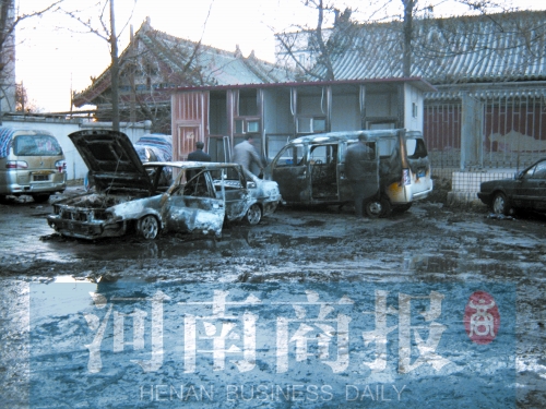 現(xiàn)場，兩輛車被燒得只剩骨架