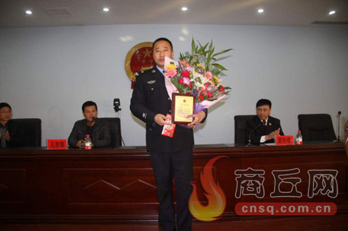 高兵雷是睢陽區(qū)檢察院一位檢察干警，在去鄭州捐獻(xiàn)造血干細(xì)胞時(shí)，他所在的單位為他組織了熱烈的歡送儀式