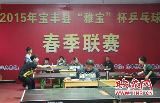 2月22日，河南省寶豐縣兩名乒乓球參賽選手在比賽中激烈角逐。