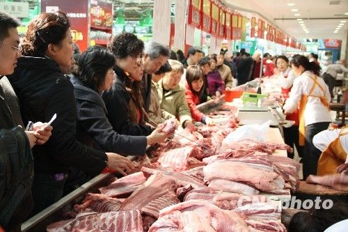 資料圖。1月份CPI等經(jīng)濟數(shù)據(jù)將于今天發(fā)布。多家機構(gòu)預計，受春節(jié)“錯位”因素及豬肉價格回落影響，1月CPI同比漲幅在1.8%左右。從各機構(gòu)發(fā)布的報告來看，從2月開始，CPI或?qū)⑦M入新一輪上行周期。