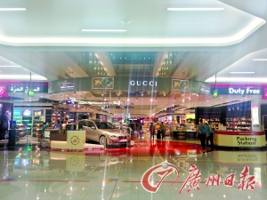 　迪拜機(jī)場的免稅店是不少人的血拼地。