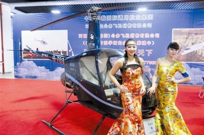 美女固然誘人，但更誘人的恐怕還是直升機