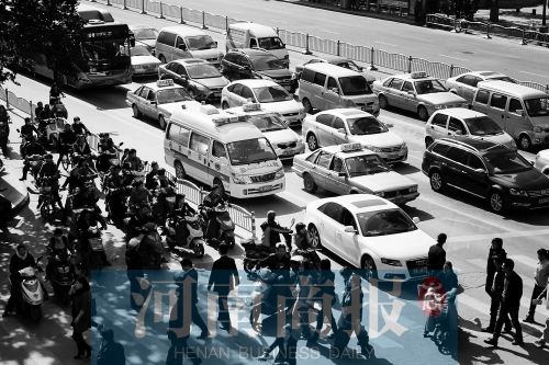 紫荊山路與商城路交叉口，見無車讓行，一輛救護(hù)車只好選擇右轉(zhuǎn)車道直行 記者 邱曉峰/攝