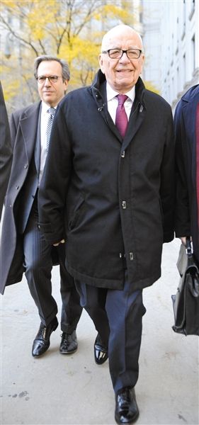 　20日，默多克走出法庭。