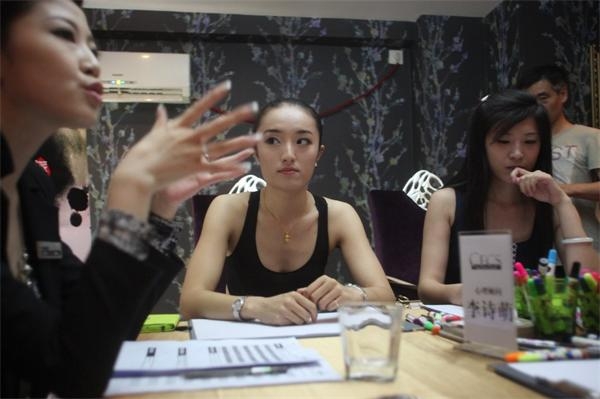 圖為參選者在等待選拔。