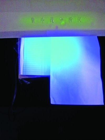 記者的采訪本比A4紙熒光劑更多。