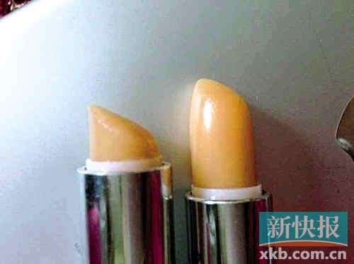 ■蘇小姐將其在專柜和聚美優(yōu)品購(gòu)買的伊麗莎白雅頓唇膏對(duì)比，產(chǎn)品包裝和唇膏顏色明顯不同。