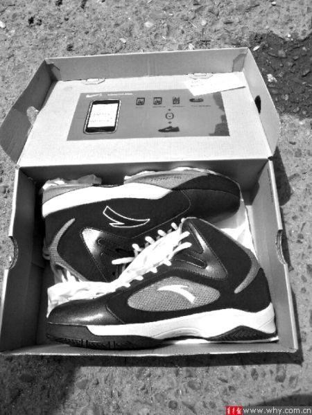 劉先生下單訂購(gòu)的運(yùn)動(dòng)鞋包裝為“耐克”，里面卻是“安踏”。 受訪者供圖