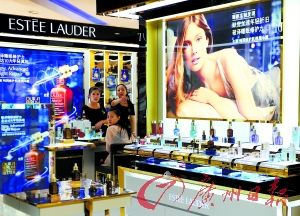 今年以來(lái)，雅詩(shī)蘭黛等大牌化妝品相繼被檢出不合格產(chǎn)品。（圖片來(lái)源：廣州日?qǐng)?bào) 王燕攝）