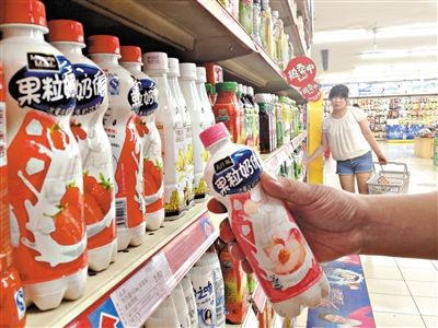 昨日，勁松京客隆超市貨架上，可口可樂(lè)果粒奶優(yōu)仍在售?？煽诳蓸?lè)公司昨日發(fā)表聲明稱(chēng)，已使用25公斤可能受到肉毒桿菌污染的乳粉，用于生產(chǎn)個(gè)別批次的美汁源果粒奶優(yōu)。新京報(bào)記者 韓萌 攝