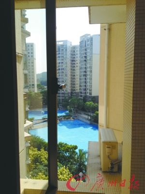 番禺某養(yǎng)老公寓外可見室外泳池。羅樺琳/圖