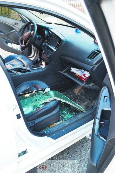 車玻璃被砸碎，車內(nèi)被翻動(dòng)。