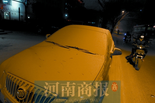 拆遷現(xiàn)場(chǎng)，途經(jīng)的汽車(chē)遭了殃，落了厚厚一層灰